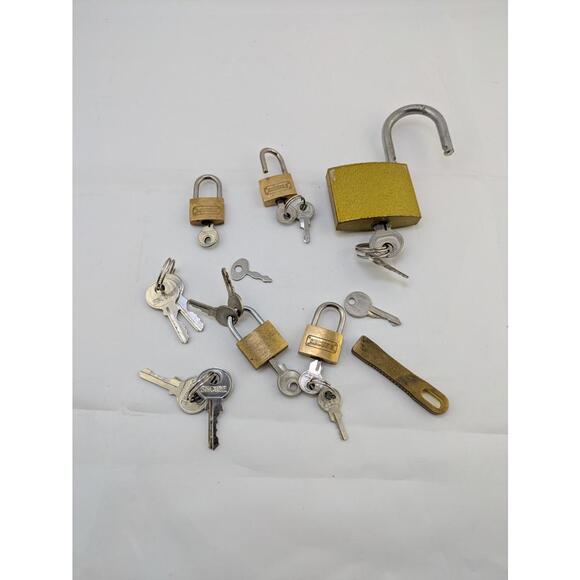 Assorted Padlocks and Keys Lot - Picture 8 of 8